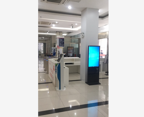 宣城涇縣政務(wù)中心43寸立式查詢機，帶刷二代身份證功能